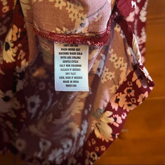 Crown & Ivy Floral Blouse - Picture 5 of 5